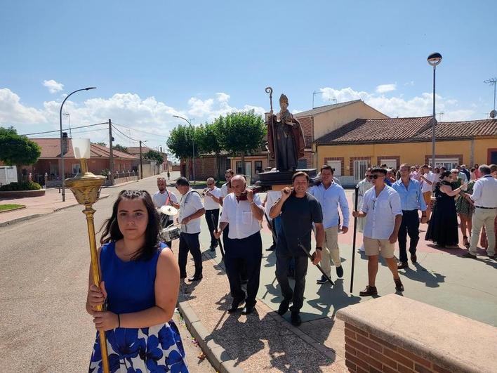 Procesión por las calles de Villaflores con la imagen de San Agustín.