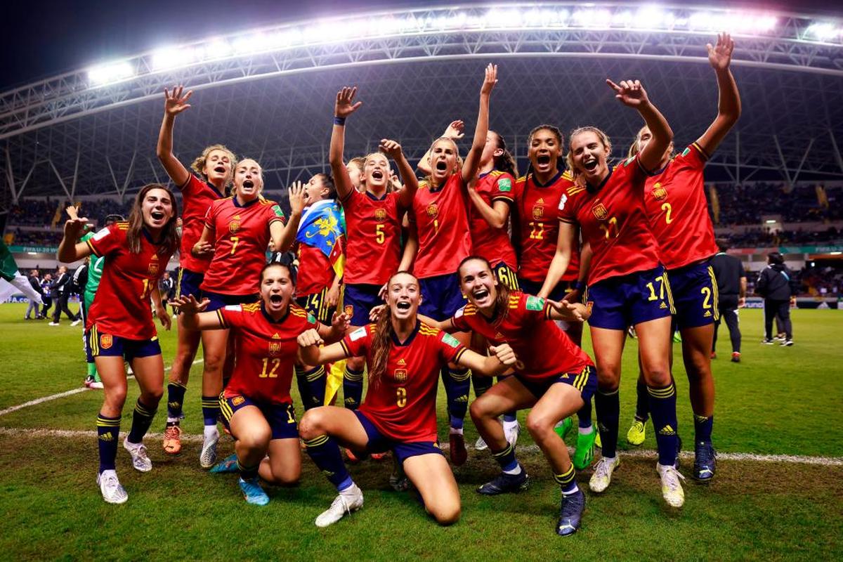 La selección sub-20 celebra el título de campeonas del mundo.
