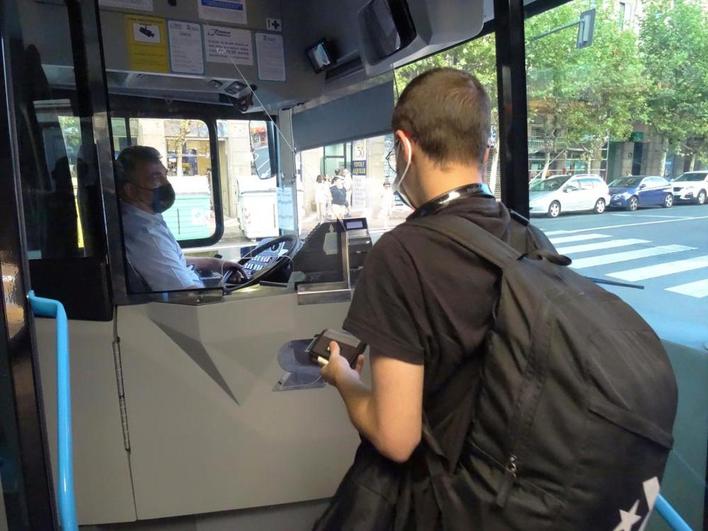 Un usuario accede al bus urbano.