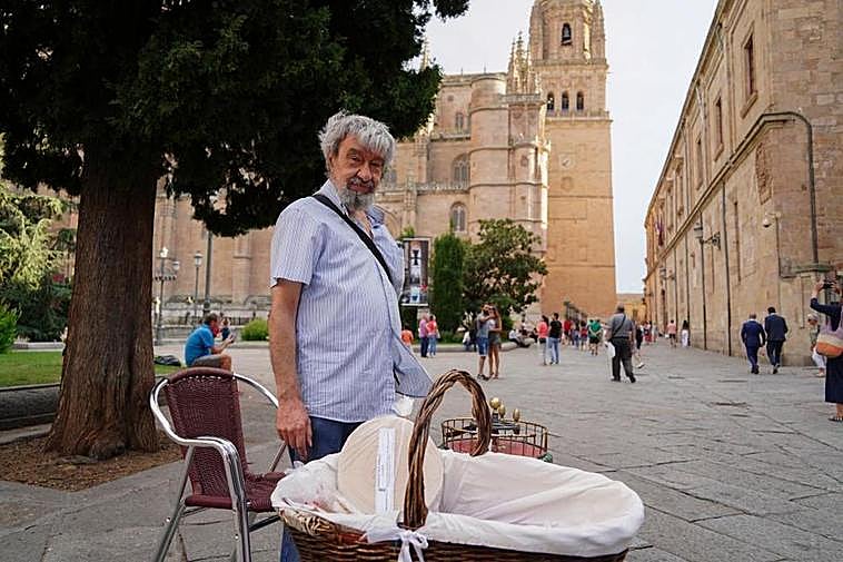 Guillermo, vendedor de barquillos en Salamanca desde hace 25 años