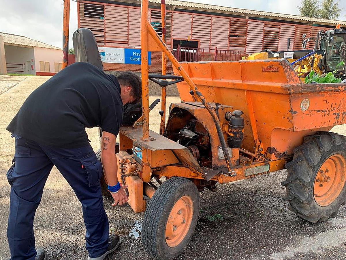 Fernando arranca el dúmper Ausa dando vueltas a la manivela.