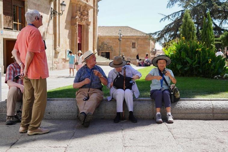 Turistas este martes haciendo uso de sombrero debido al calor.