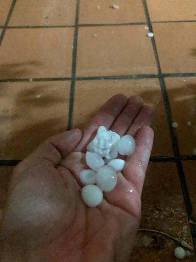 Bolas de granizo recogidas en Salamana el pasado lunes.