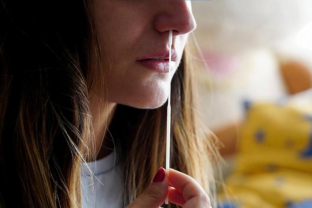 Una joven salmantina se somete a un test de autodiagnóstico.