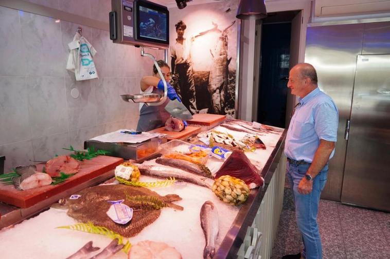 Un cliente espera a ser atendido en una pescadería de Salamanca.