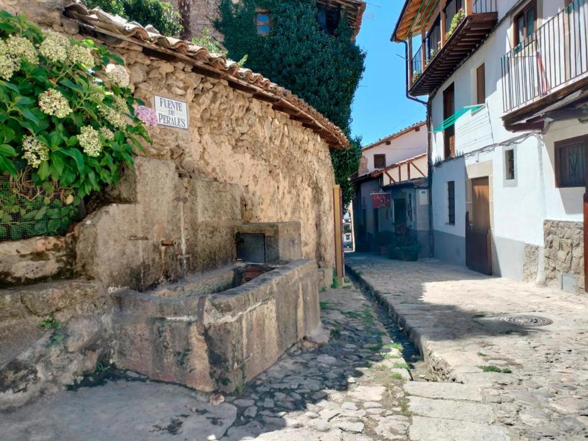 Imagen de la fuente Perales de Candelario, ayer sin agua por el corte.