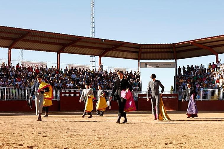 Los alumnos de la Escuela de Tauromaquia de Salamanca durante el paseíllo
