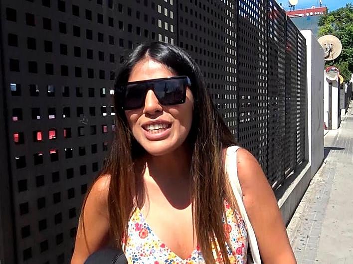 Isa Pantoja paseando por la calle