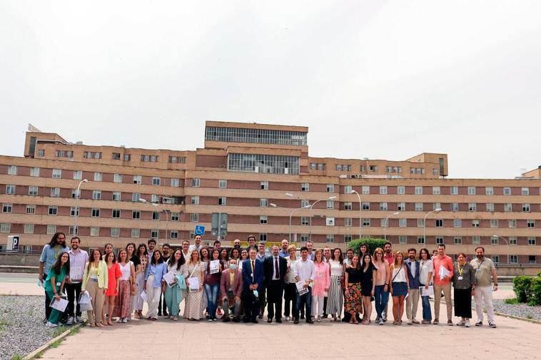 Despedida de la promoción de residentes de formación especializada en mayo de este año ante el viejo Hospital