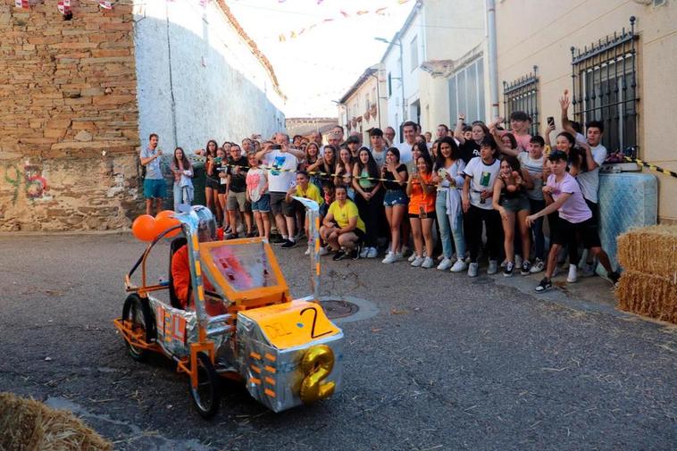 Momento en el que el auto de los quintos del 22 gira desde la calle Larga a la Calle Mayor.