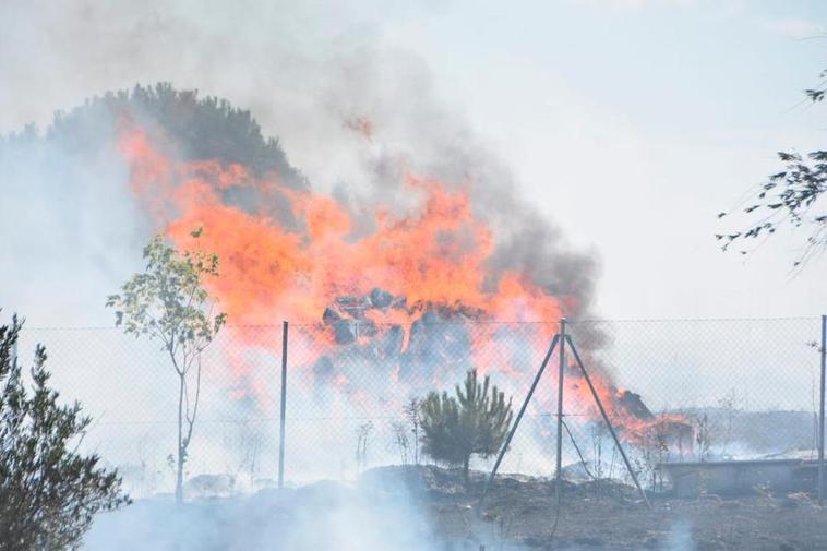 Rápida movilización para sofocar un incendio en las afueras de Calvarrasa de Arriba