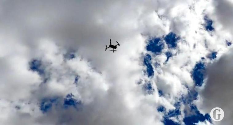 El dron de la Policía Nacional en el aire.