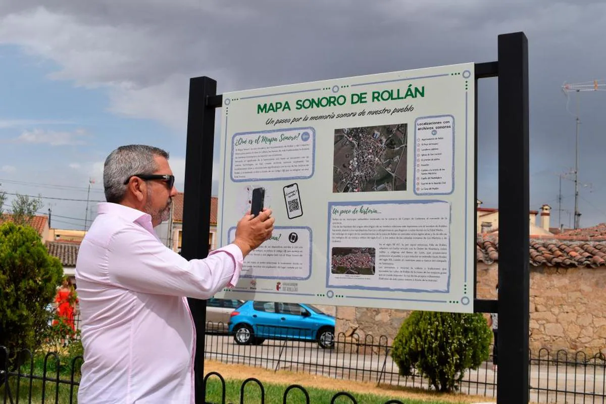 Un visitante escaneando el código QR de uno de los puntos del ‘mapa sonoro’ de Rollán.