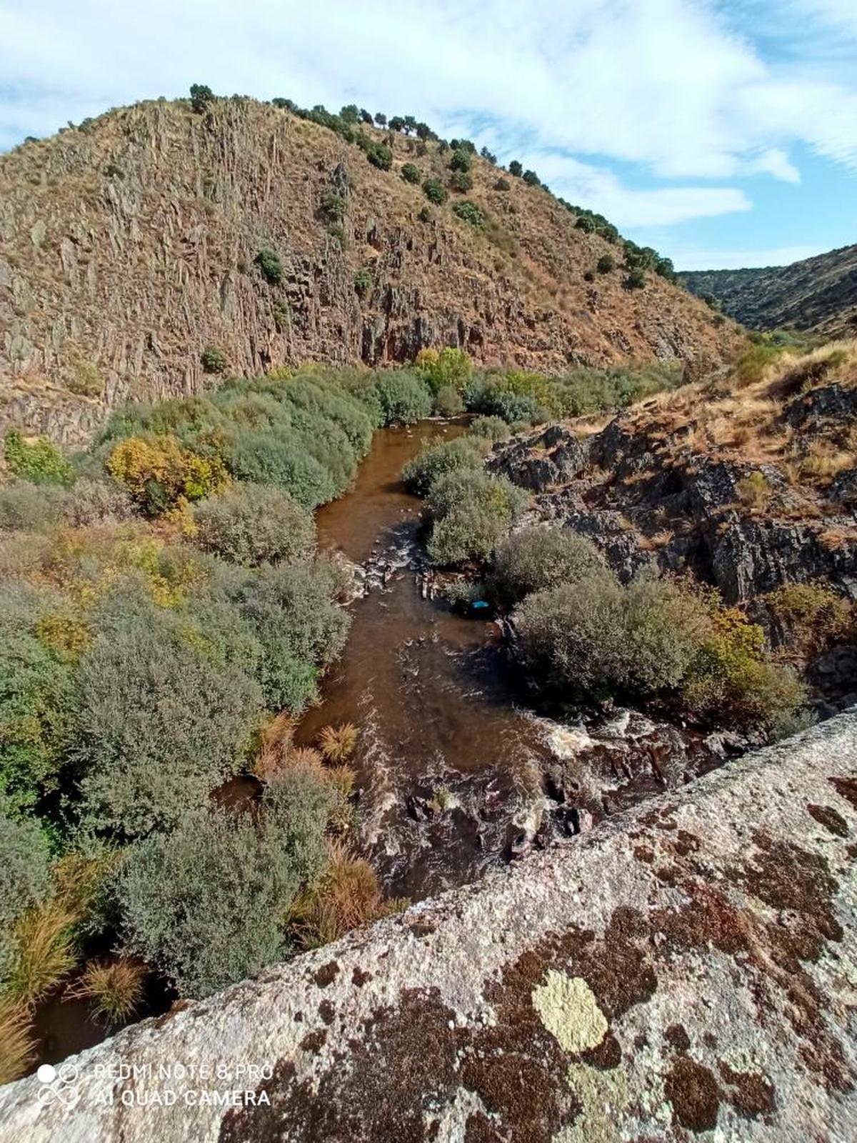 Aguas marrones en el tramo entre la presa de Irueña y el embalse del Águeda en Ciudad Rodrigo.