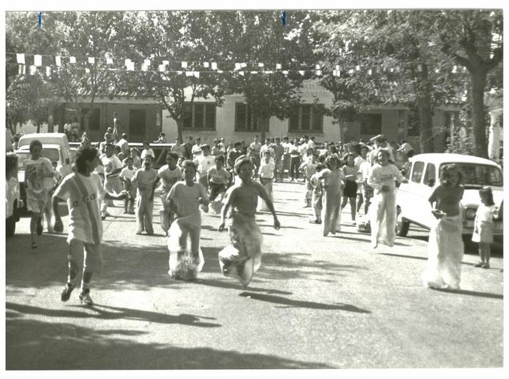 Carrera de sacos en las fiestas de 1990 en La Vega