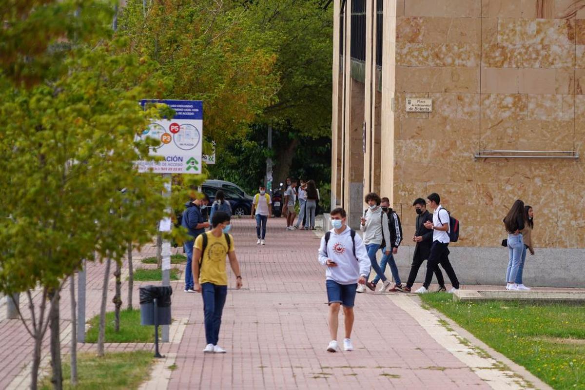 Estudiantes en el Campus Unamuno.