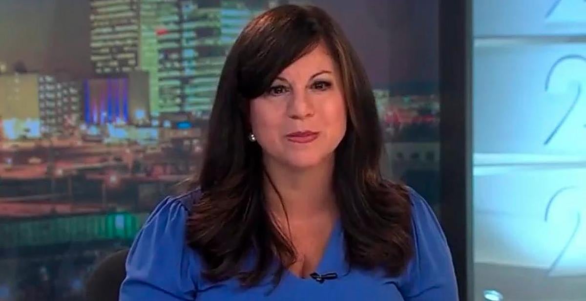 Julie Chin, presentadora de la KJRH, durante la conexión durante sufrió el percance.