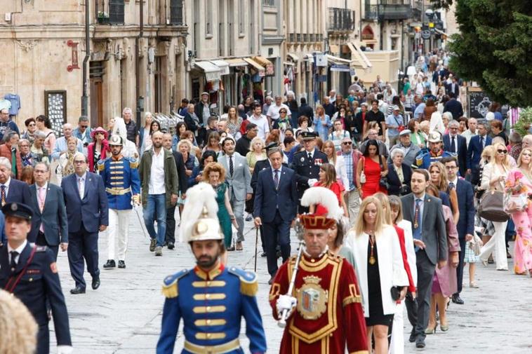 La corporación municipal desfila por la Rúa Mayor rumbo a la Catedral.