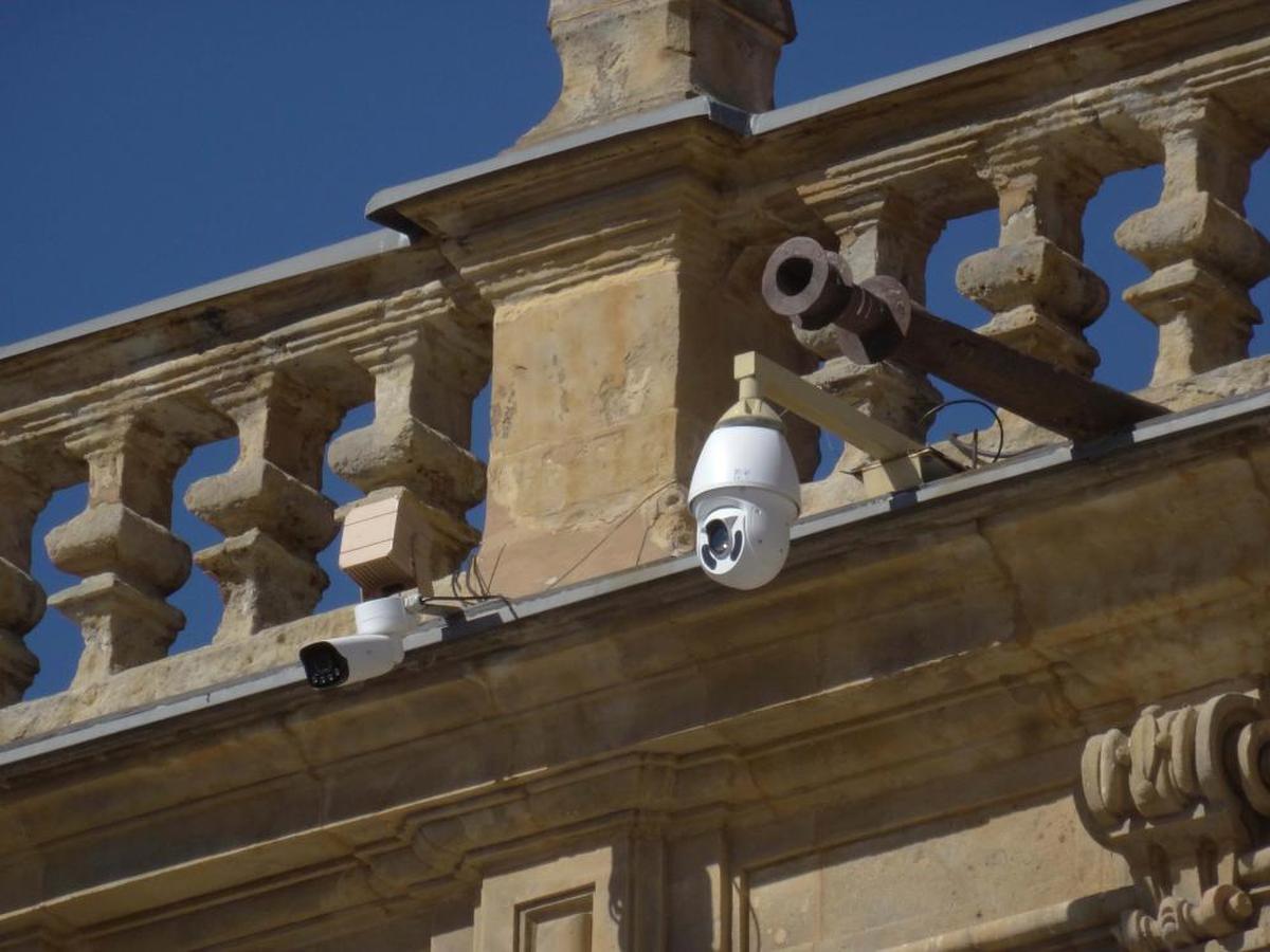 Cámaras instaladas en la balaustrada que corona la Plaza Mayor.