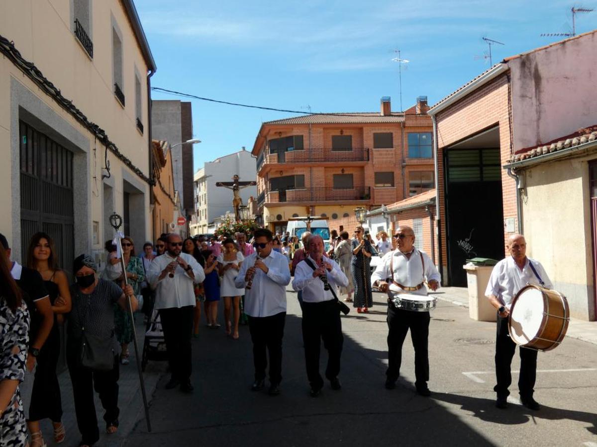 Las dulzainas del grupo Alborada acompañaron en todo momento al Cristo por las calles de Peñaranda.