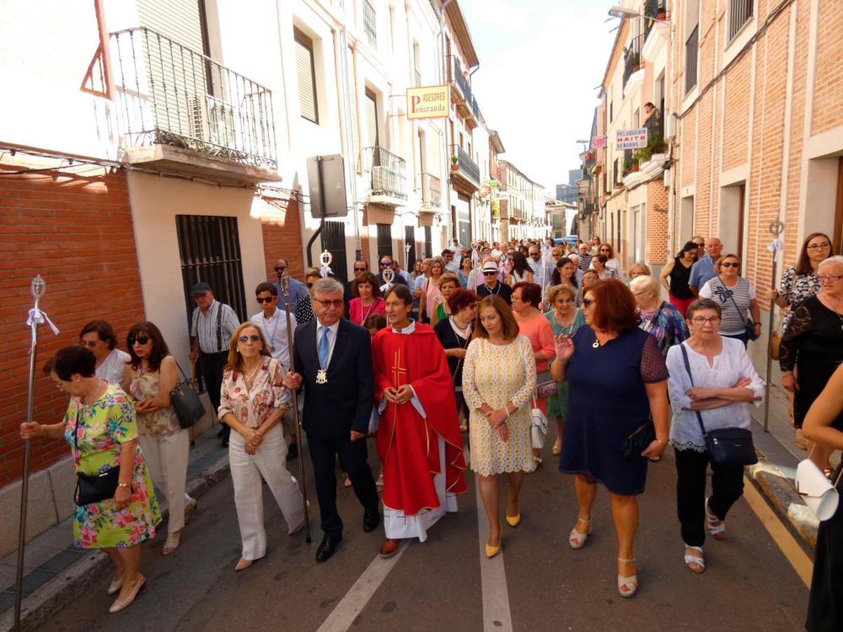 Decenas de personas participaron en la procesión del Cristo.