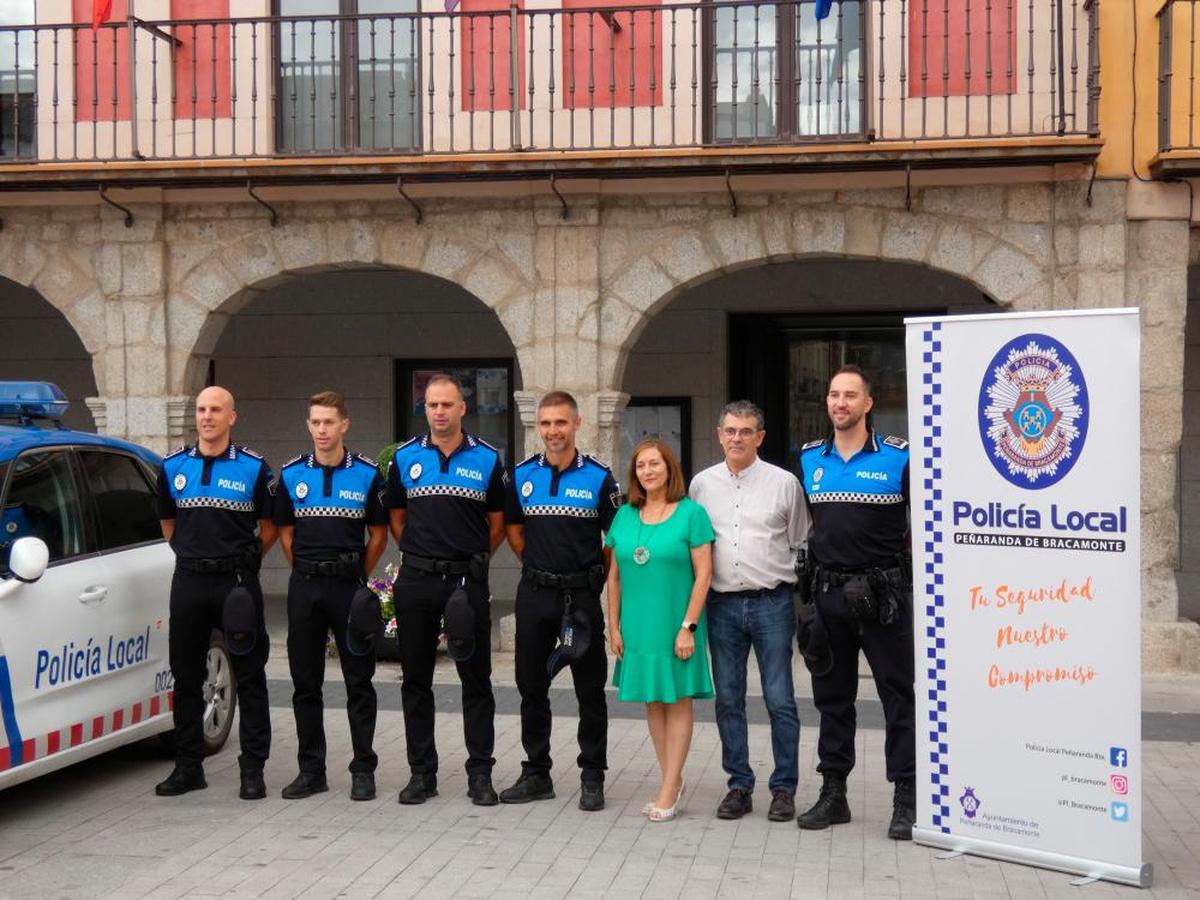 Carmen Ávila y José Jesús Paniagua junto a los policías locales.