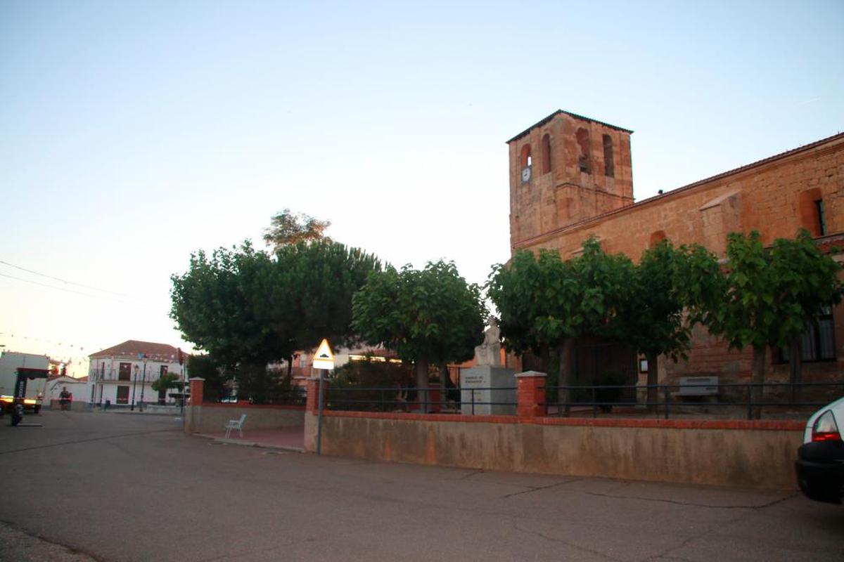 La plaza ante la iglesia de Aldeanueva de Figueroa.