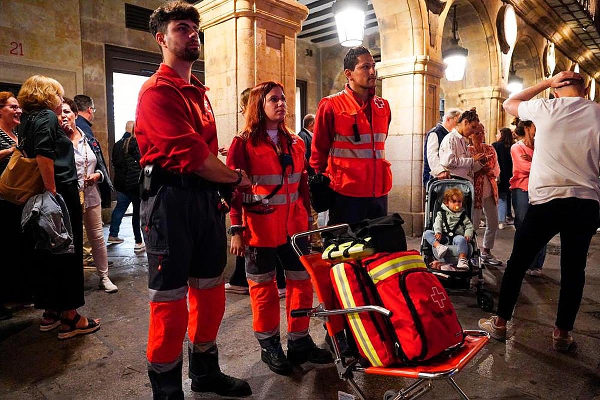 Los voluntarios tienen una silla, en vez de una camilla, para ganar rapidez.