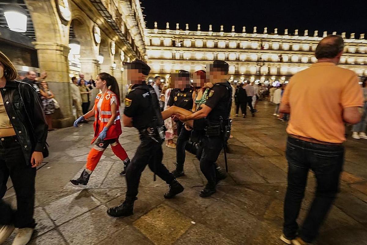 Actuación de Cruz Roja y Policía Nacional para ayudar a una joven en un concierto.