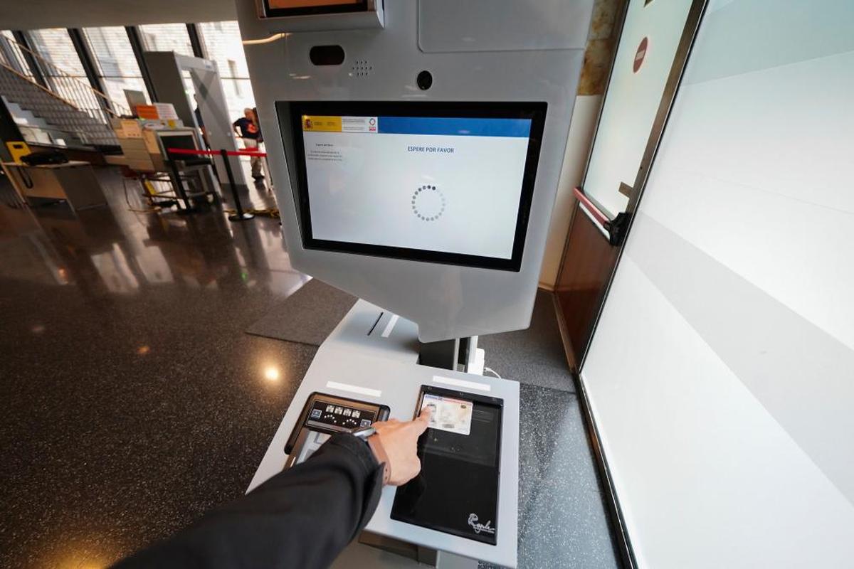 Máquina de identificación biométrica instalada en la entrada de los Juzgados de Colón.