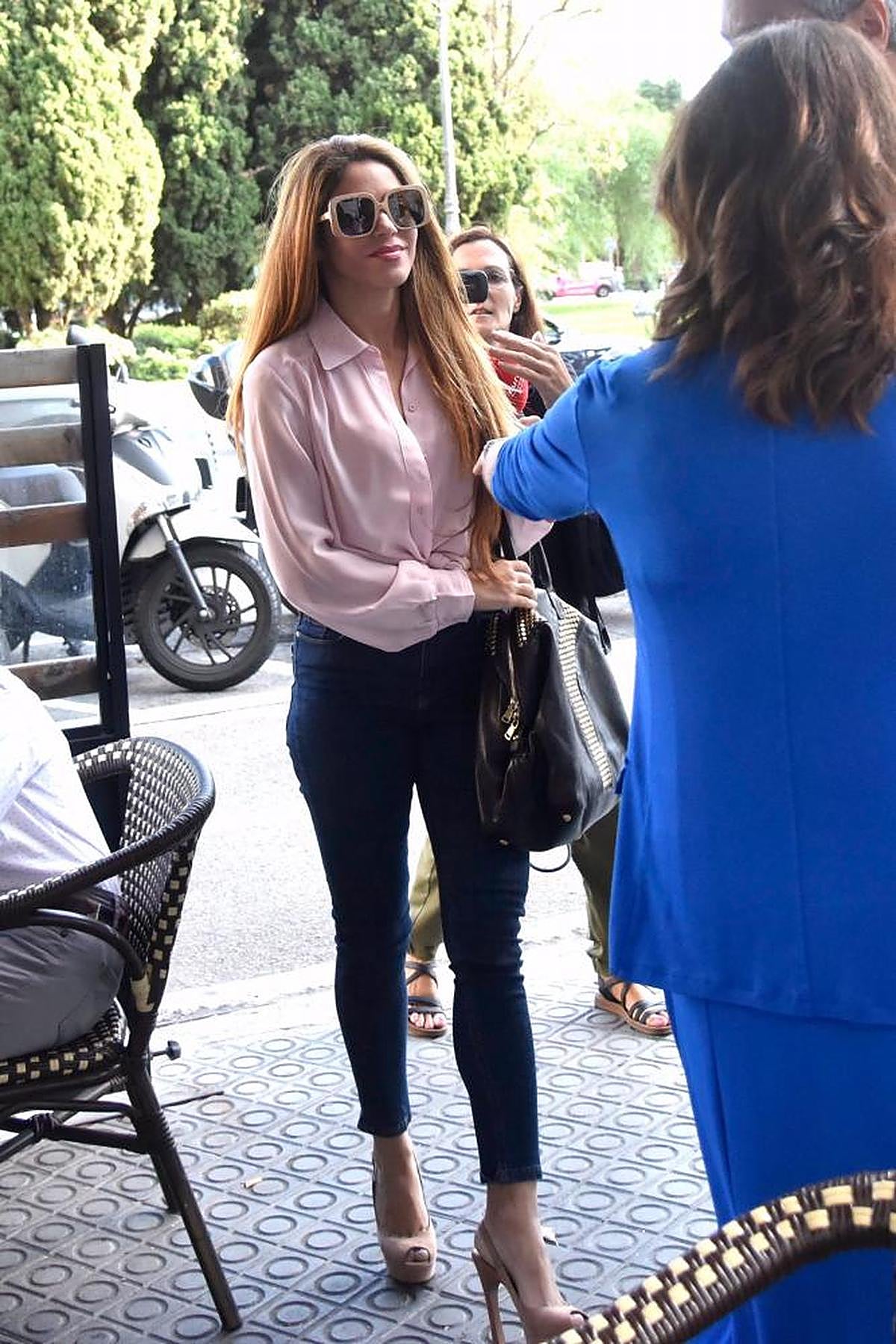 Shakira llegando a la reunión.