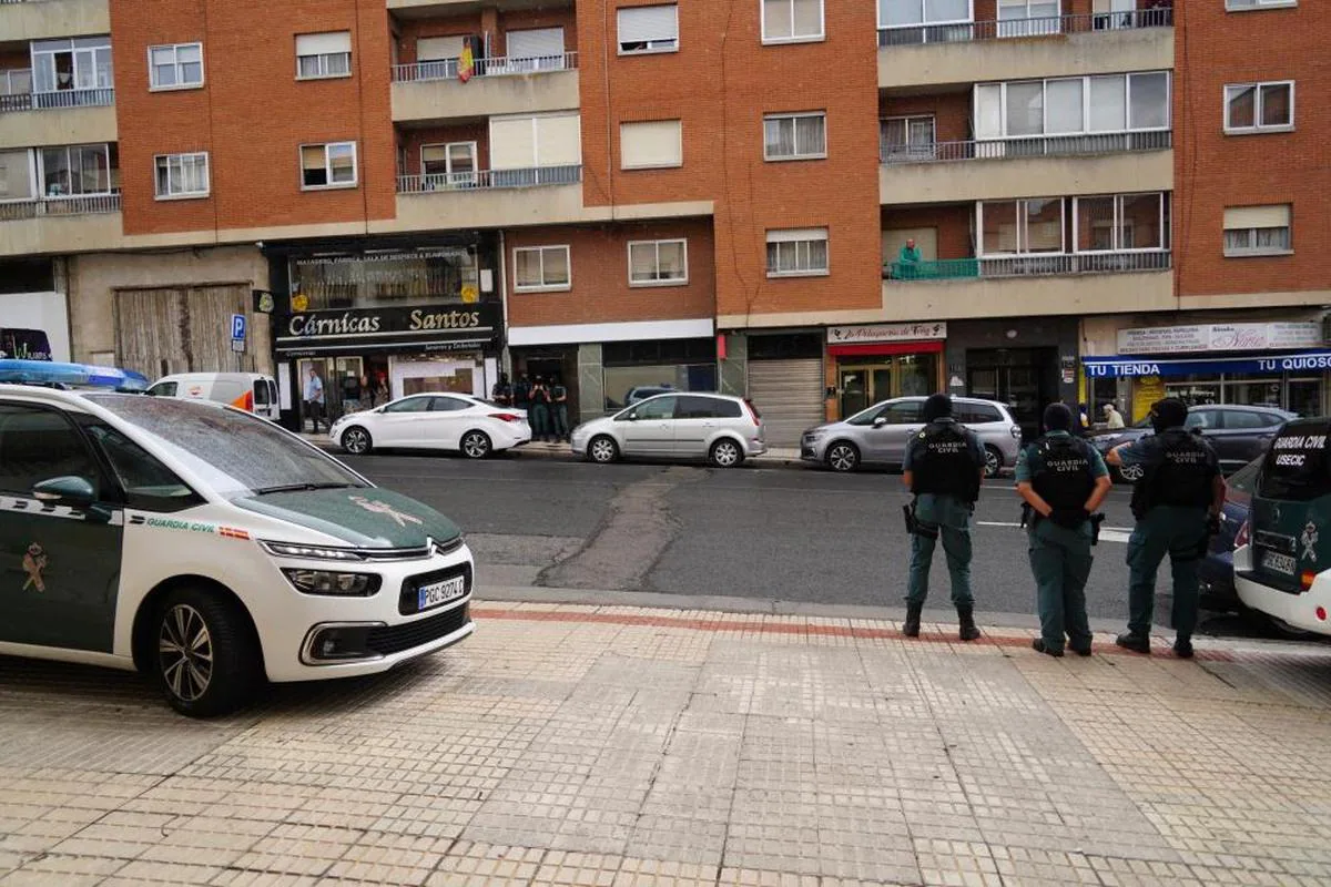 Agentes de la Guardia Civil a las puertas del local registrado el jueves en la carretera de Ledesma.