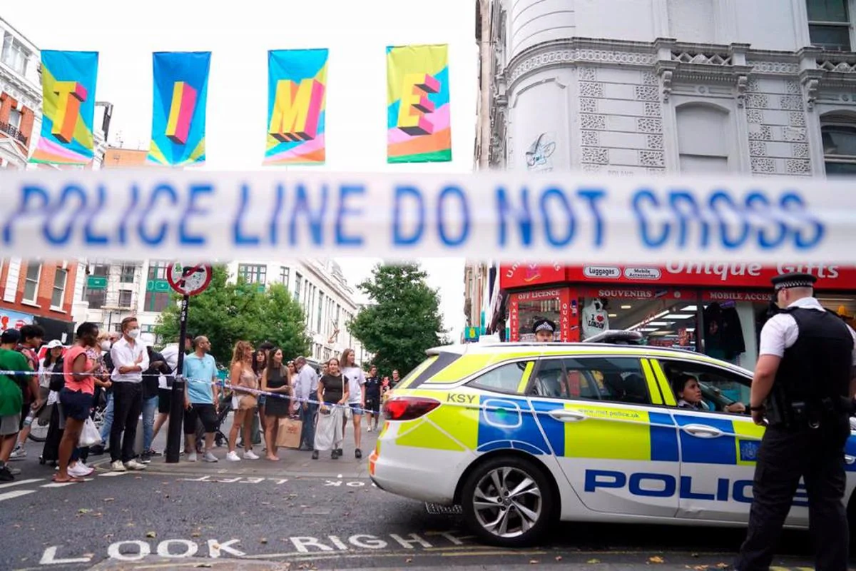 Policía inglesa en el lugar de los hechos.