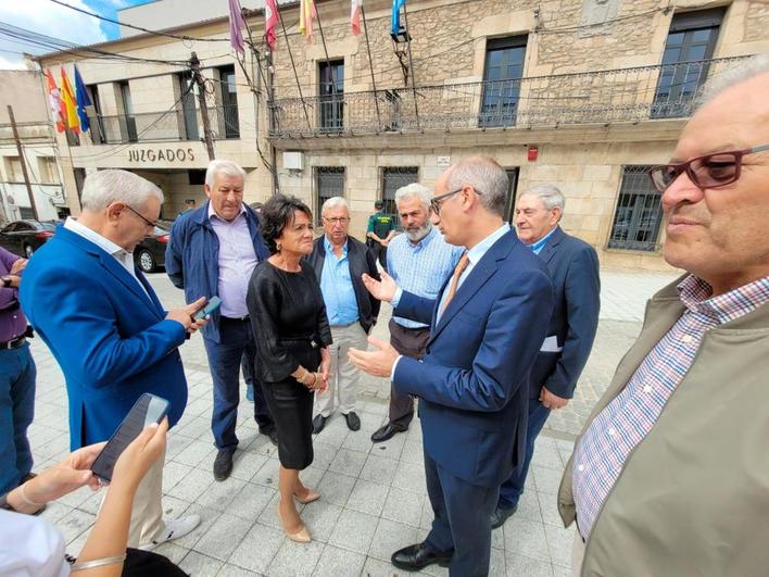 Luisa de Paz y Javier Iglesias con alcaldes populares.