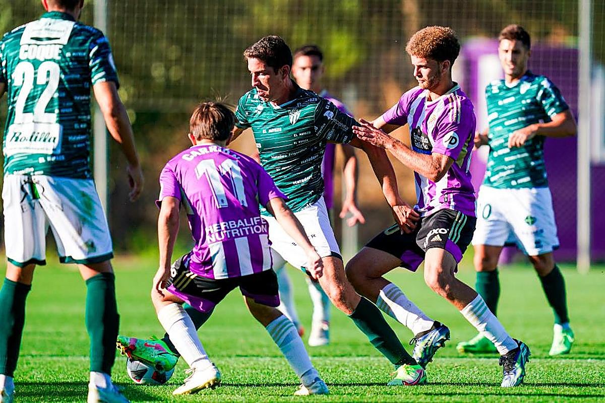 Montero trata de zafarse de Adri Carrión y San José durante una acción ofensiva del CD Guijuelo ante el Valladolid B.