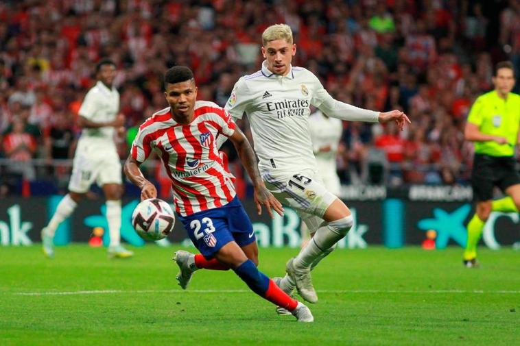 Reinildo Mandava del Atletico de Madrid y Federico Valverde del Real Madrid.