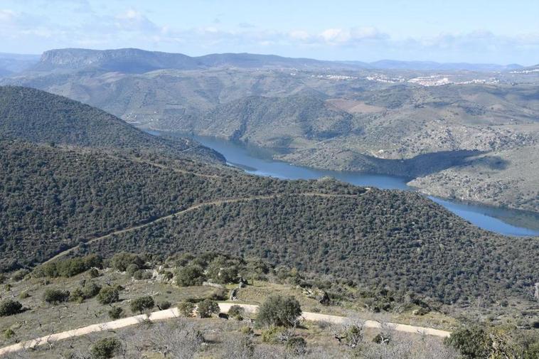 El río Duero y Las Arribes, desde el mirador de “El Castillo” en la localidad de Vilvestre.