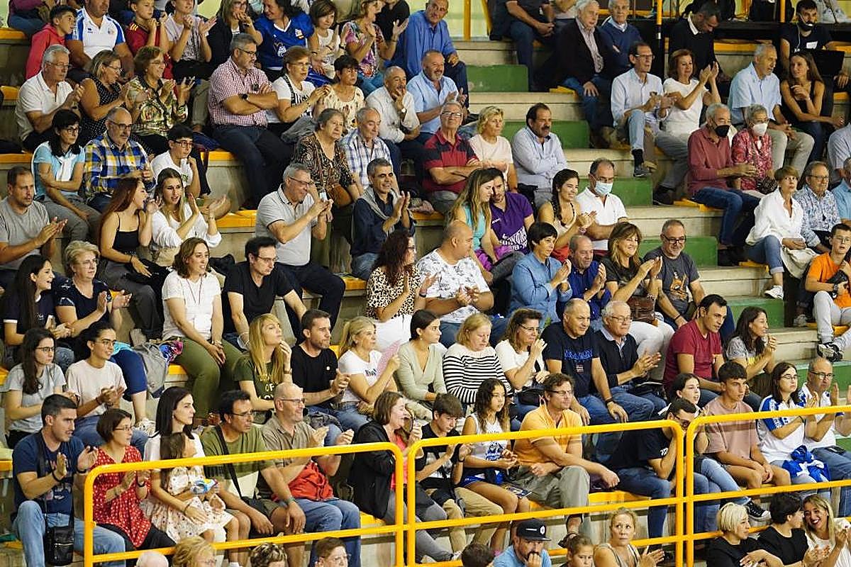 Aficionados del Avenida en el pabellón de Würzburg.