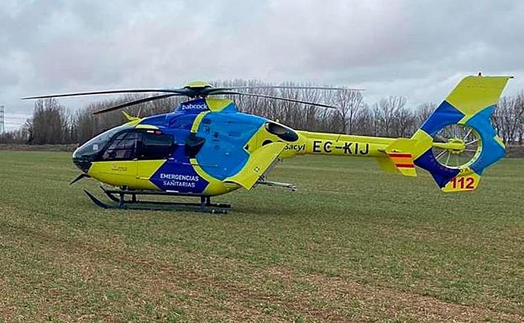 Uno de los helicópteros trasladados al lugar.