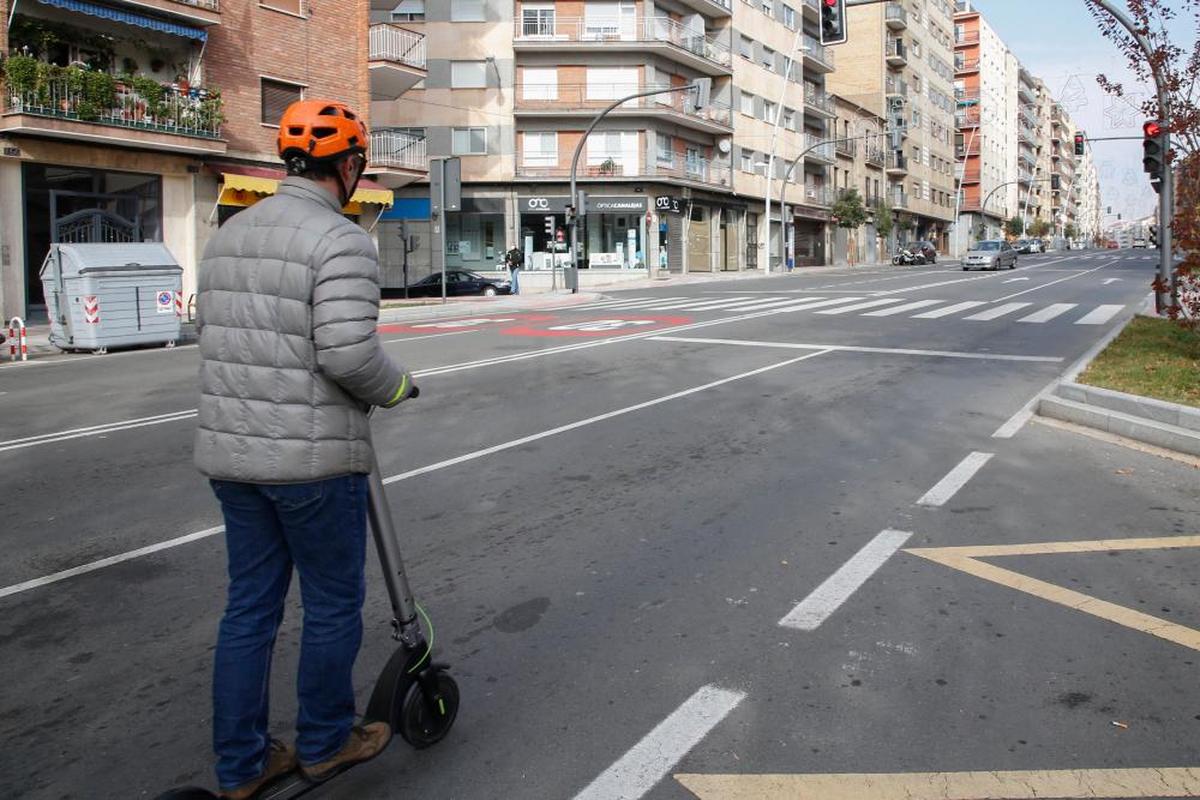 Una persona circulando en patinete.