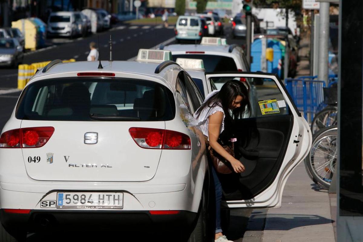 Dos taxis en una parada.