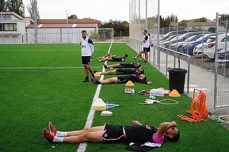 Parte de los titulares el domingo contra el Fuenlabrada, en la sesión de este pasado lunes.