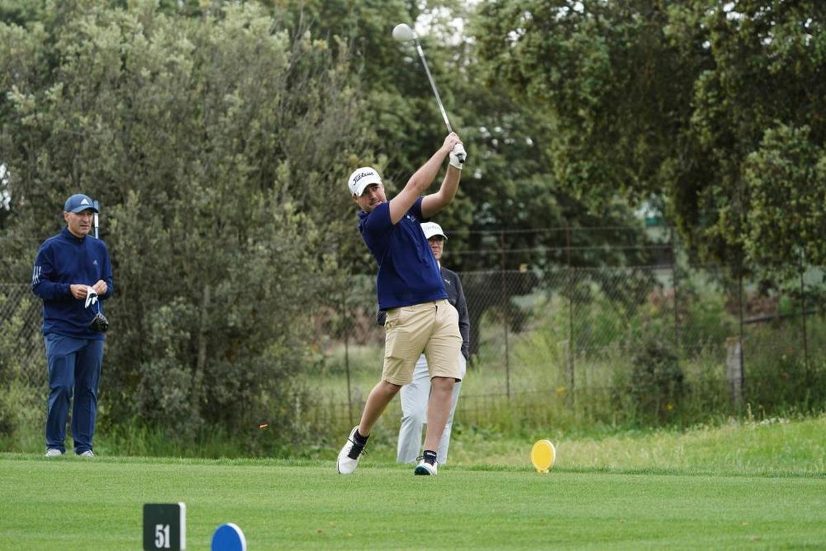 Un golpe de un jugador en el campo de golf de La Valmuza.