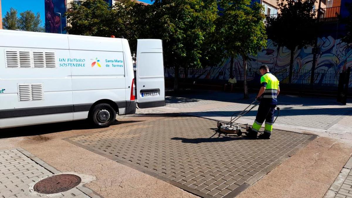 Operario realiza las labores de limpieza con el nuevo robot.