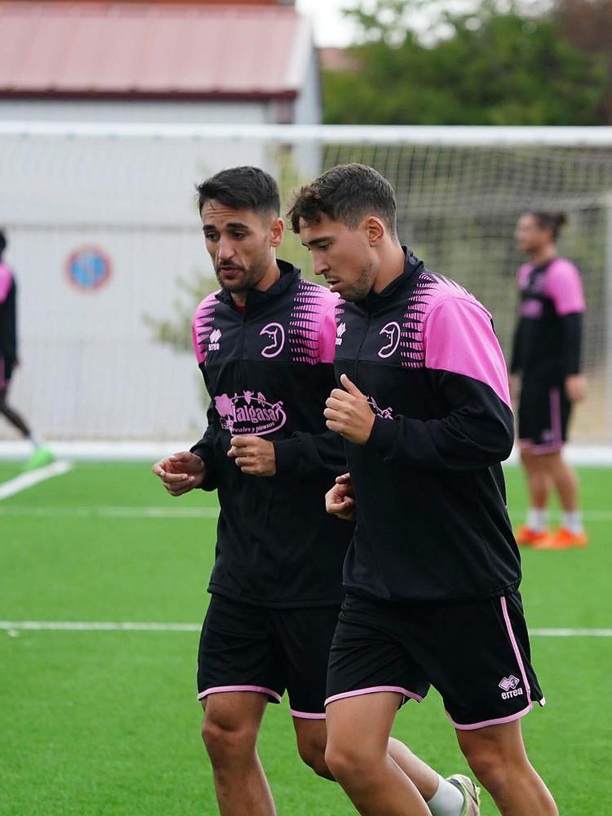Chapela (izquierda), con Jon Rojo en el entrenamiento del lunes en el anexo al Reina Sofía. | LAYA