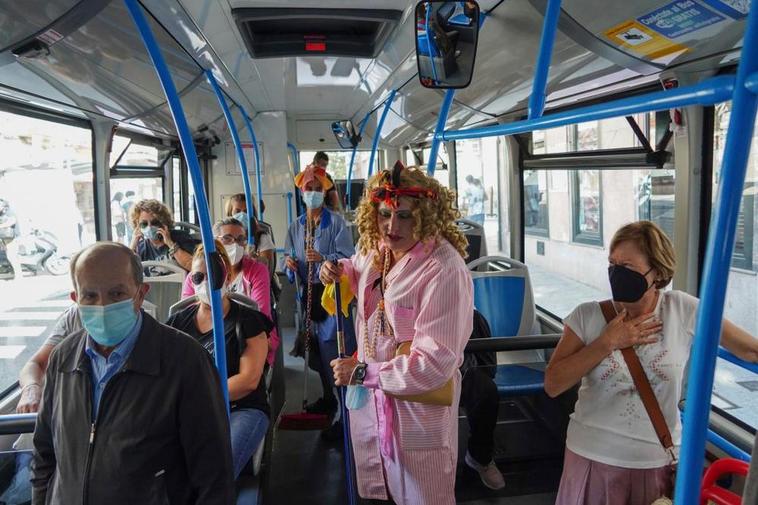 Las “señoras de la limpieza”, Julián Fonseca y Elena Tavera actúan dentro del autobús urbano.