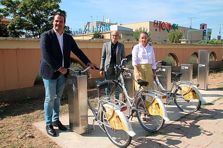 David Mingo, Juan Carlos Bueno y Marta Labrador en la nueva base de préstamo de bicicletas.