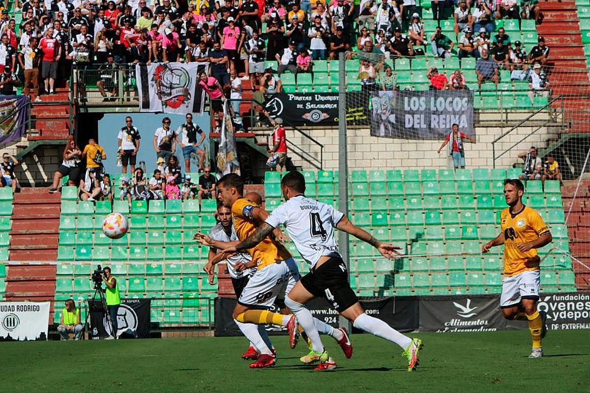 Carlos de la Nava luchando una pelota en el centro del campo.