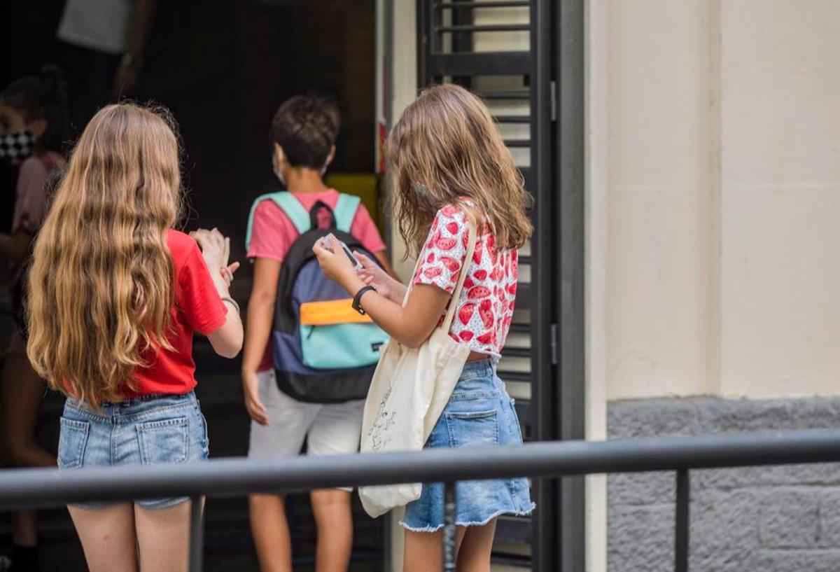 Alumnas a la entrada de un instituto.