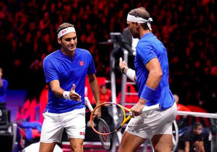 Roger Federer choca con Rafa Nadal durante su partido de dobles de la Copa Laver 2022.